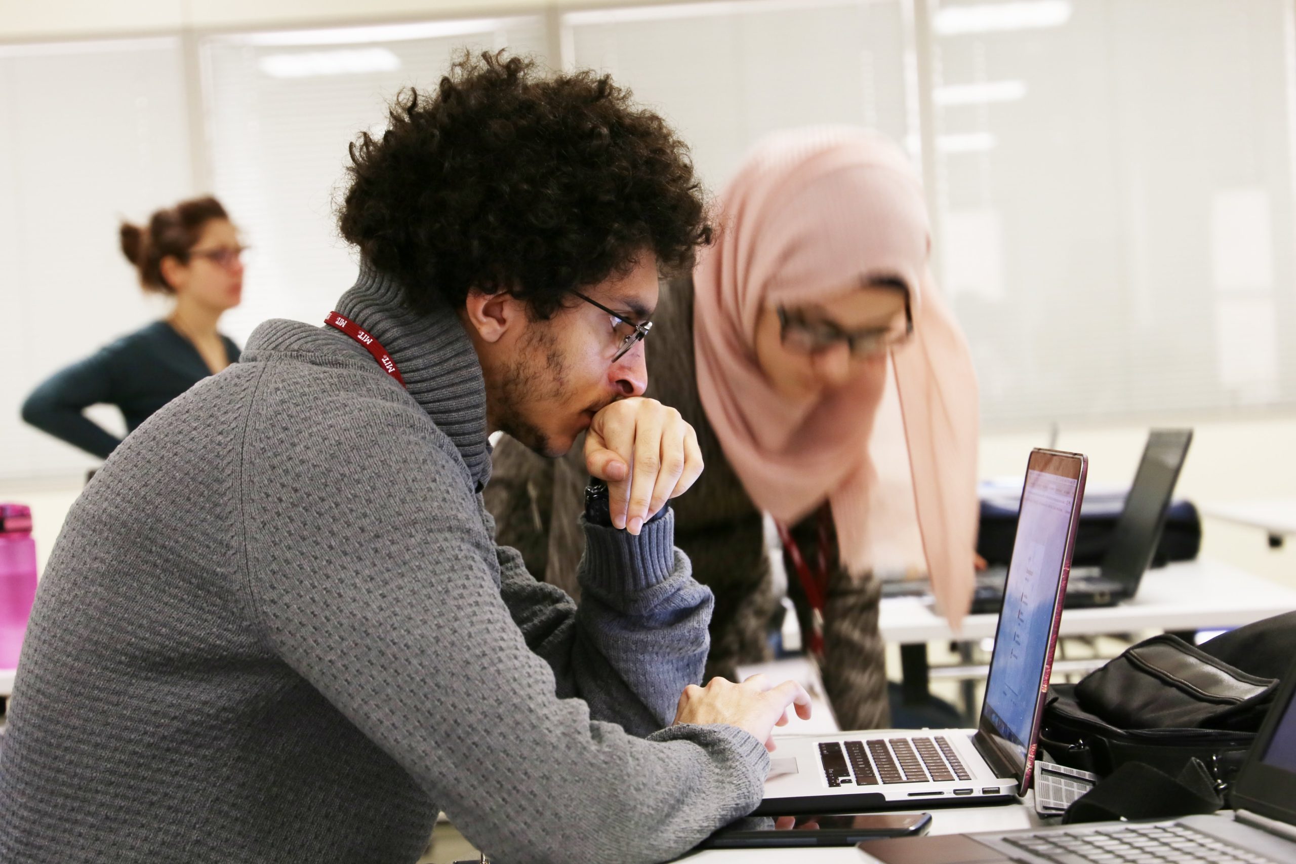 معمل عبد اللطيف جميل لمكافحة الفقر في معهد ماساتشوستس للتكنولوجيا في مبادرة جديدة لتعزيز فرص اللاجئين في مجال التعليم العالي