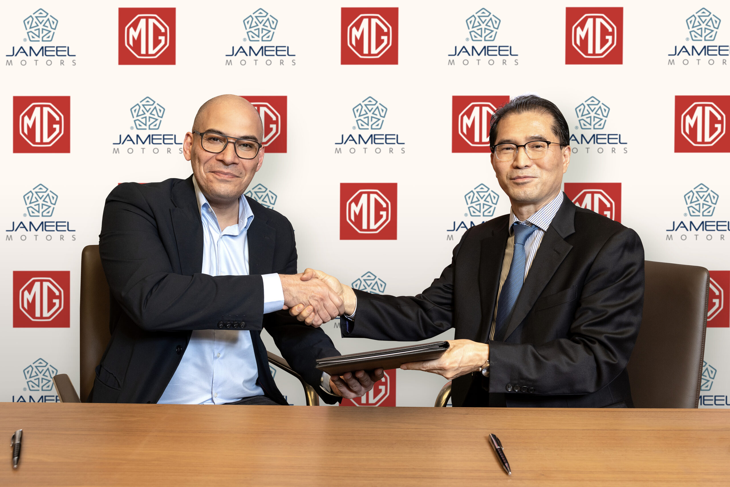 Fady Jameel and Tom Lee shaking hands after signing distribution agreement for MG Motors for Morocco.